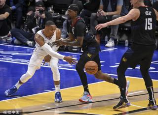 他拿球后面 他拿球后面